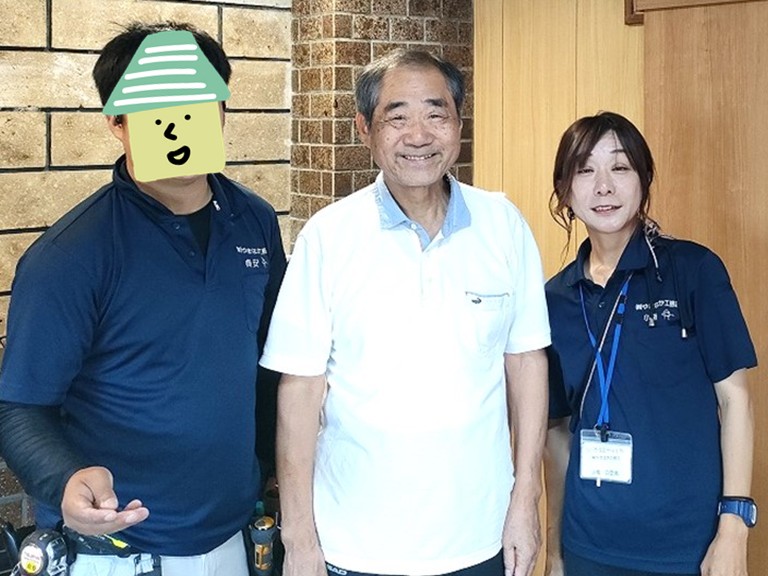 和泉市でお家の外装工事や屋根工事を行ったT様との記念写真を撮影