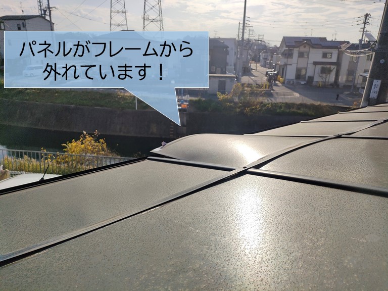 和泉市のカーポートのパネルがフレームから外れて浮いています