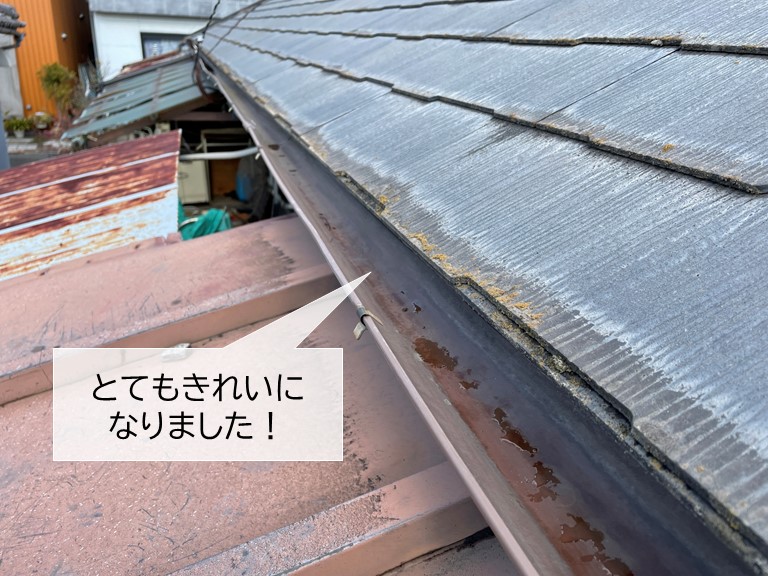 和泉市のスレート屋根の軒樋を掃除してきれいになりました