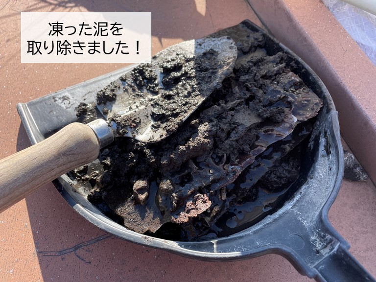 和泉市の軒樋の凍った泥を取り除きました