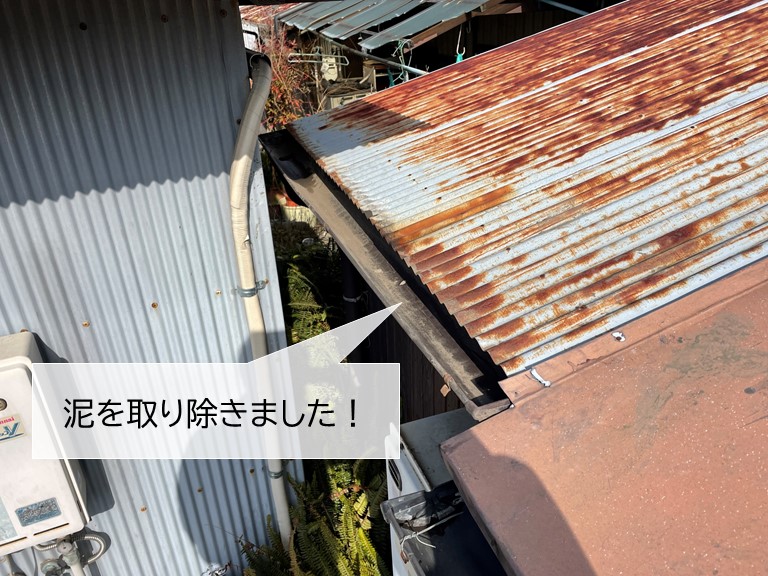 和泉市の金属屋根の軒樋の泥を取り除きました！