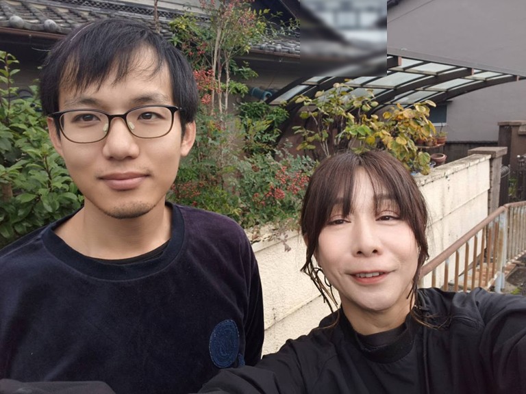 和泉市で瓦屋根の応急修理の工事を行ったI様との記念写真を撮影