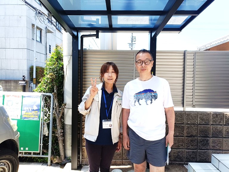 和泉市サイクルポート設置で雨の日も安心！設置後に記念写真を撮影