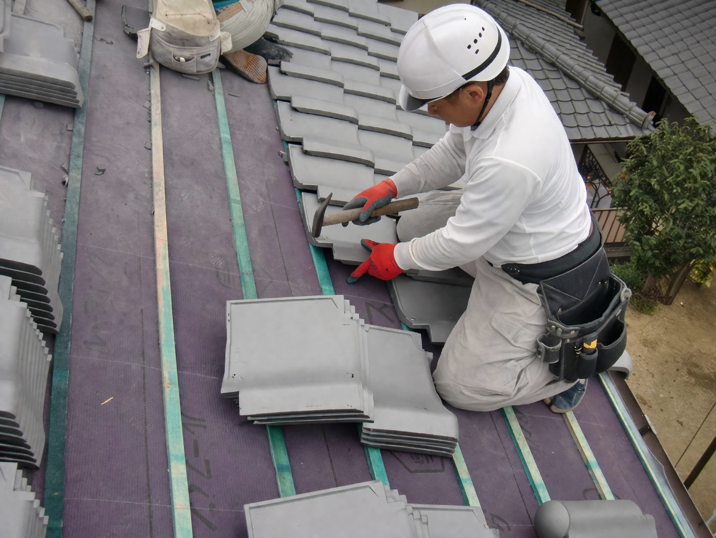 屋根の瓦を設置する作業員