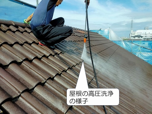 高石市で屋根の高圧洗浄の様子