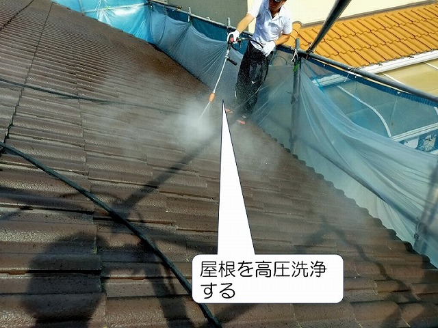 高石市で屋根を高圧洗浄する