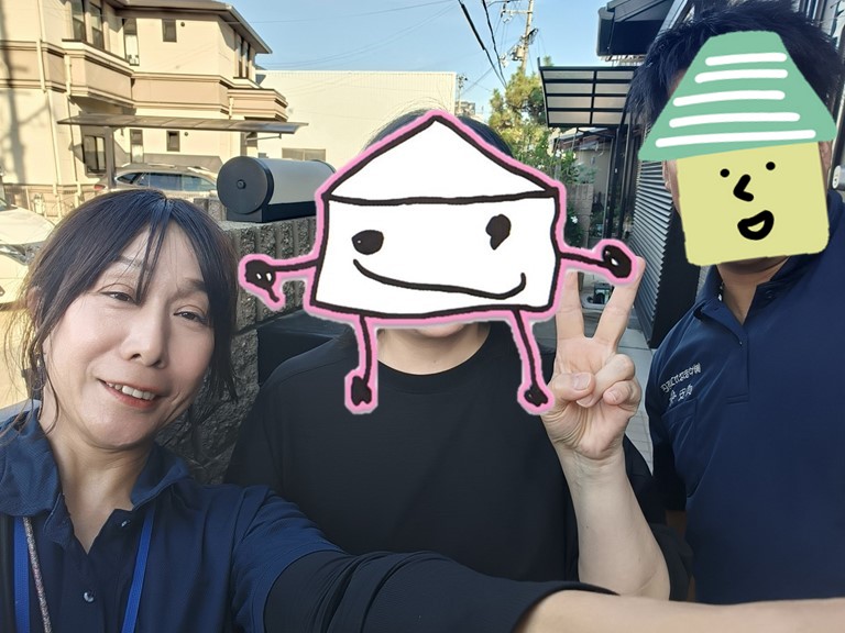 岸和田市にて汚れが詰まっていた竪樋を清掃したM様との記念写真