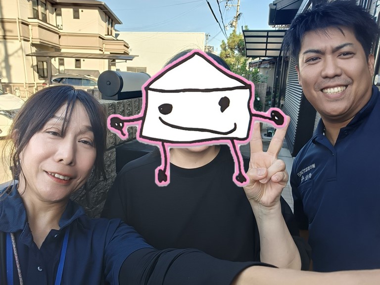 岸和田市にて汚れが詰まっていた竪樋を清掃したM様との記念写真