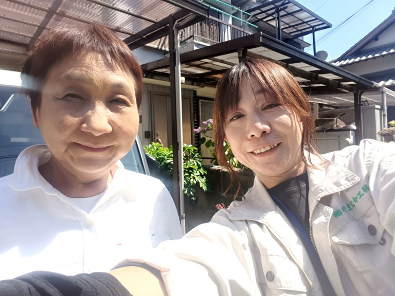 岸和田市にてカーポートの波板屋根を張り替えたW様との記念写真