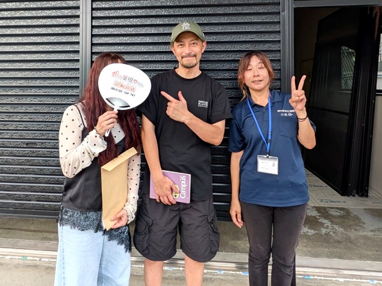 岸和田市で事務所の外壁塗装と軒先のテントを張り替えたM様との記念写真