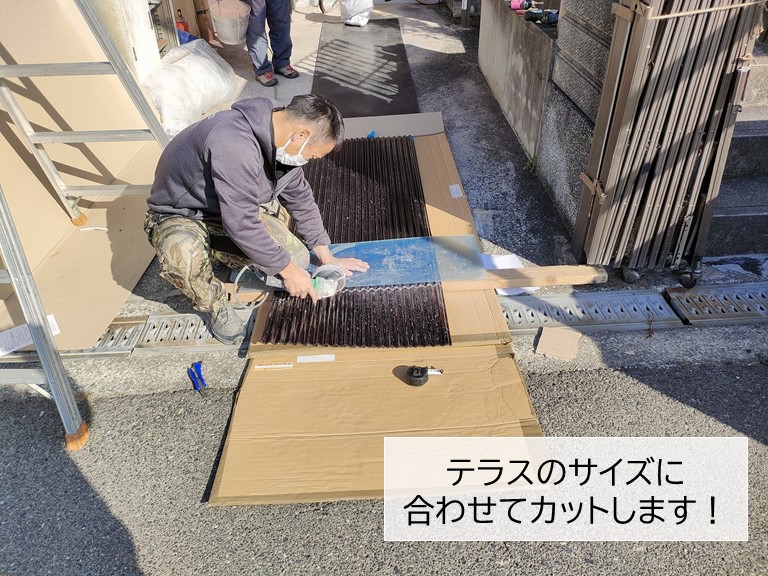 岸和田市で使用する波板をグラインダーでカット