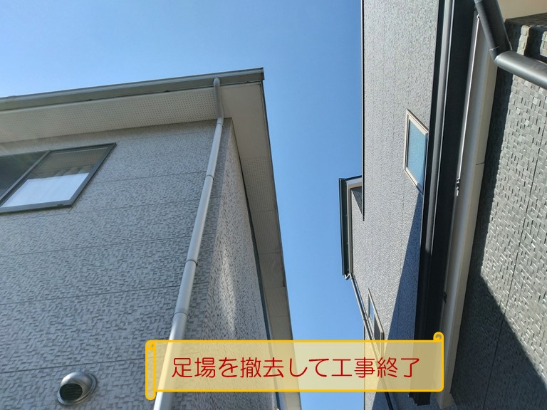 岸和田市で軒天が剥がれているので修理してほしいとのご相談足場を撤去して工事終了