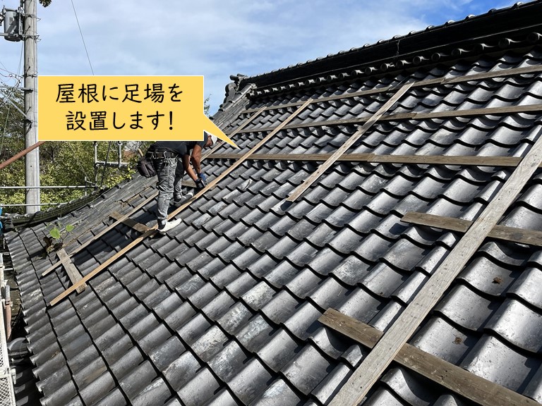 岸和田市のお寺の屋根に足場を設置