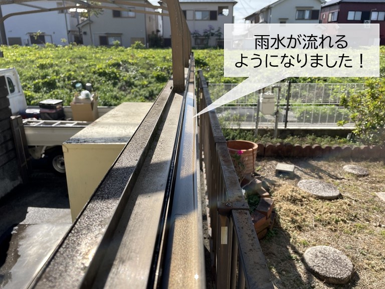 岸和田市のカーポートの雨樋を掃除