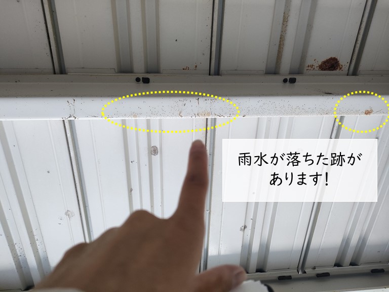 岸和田市のガレージの天井に雨漏り