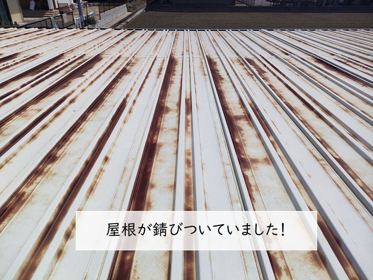 岸和田市のガレージの屋根が錆びついています