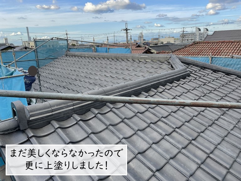 岸和田市のセメント瓦屋根の塗装で上塗りします