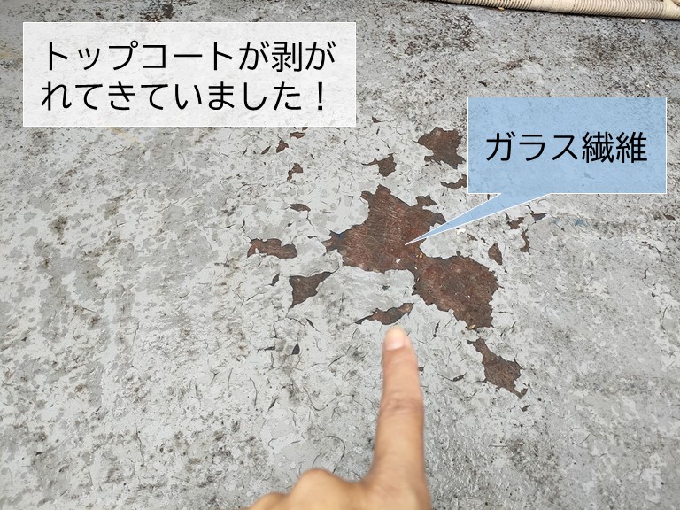 岸和田市のベランダのトップjコートが剥がれています
