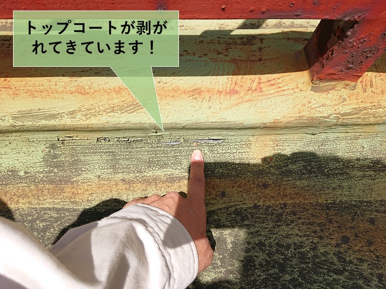 岸和田市のベランダのトップコートが剥がれてきています