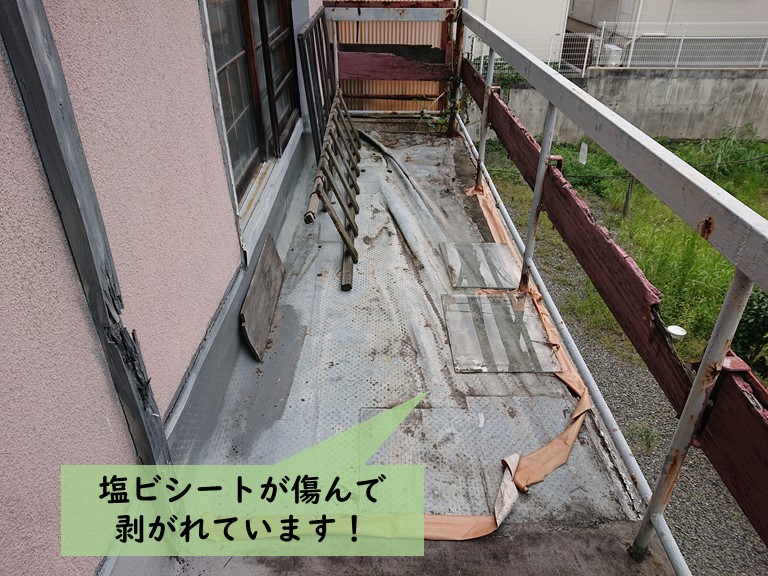 岸和田市のベランダの塩ビシートが傷んで剥がれています