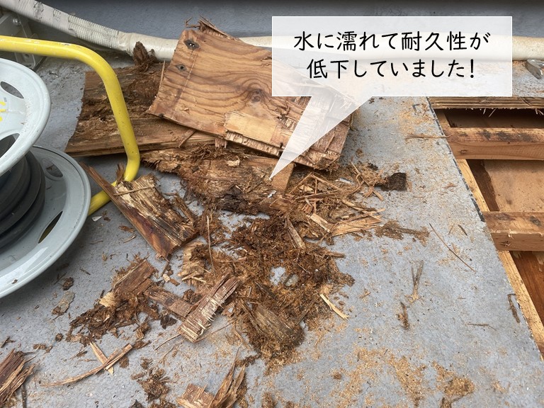 岸和田市のベランダの床下地が腐食