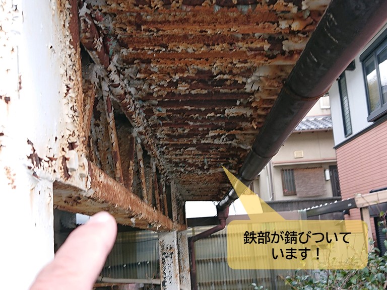 岸和田市のベランダの鉄部が錆びついています