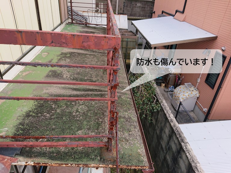 岸和田市のベランダの防水も傷んでいます
