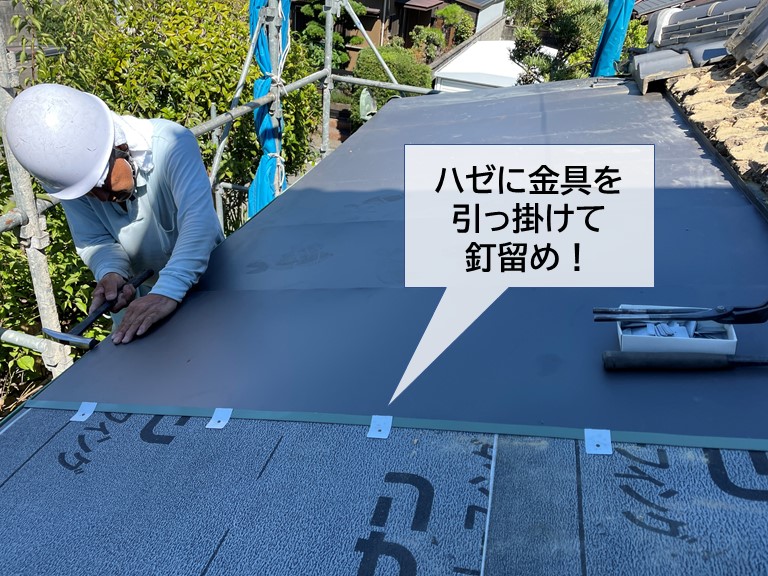 岸和田市の下屋の葺き替えで次世代ガルバリムSGLを縦ハゼ葺き！