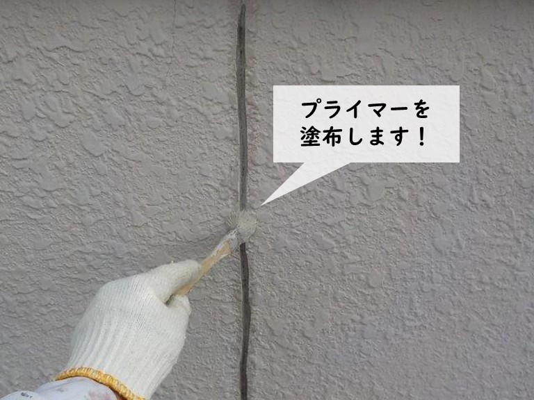 岸和田市の塀のひび割れにプライマーを塗布