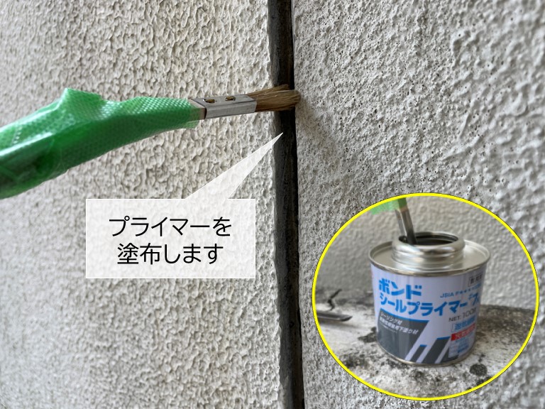 岸和田市の外壁に発生したひび割れにプライマーを塗布します