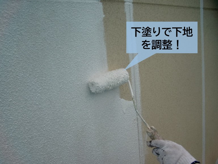 岸和田市の外壁を下塗り