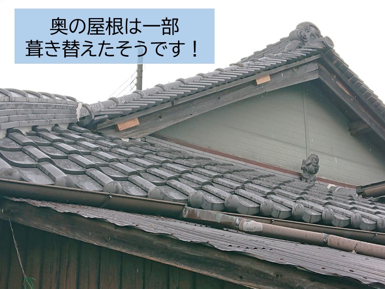 岸和田市の奥の屋根は一部葺き替え