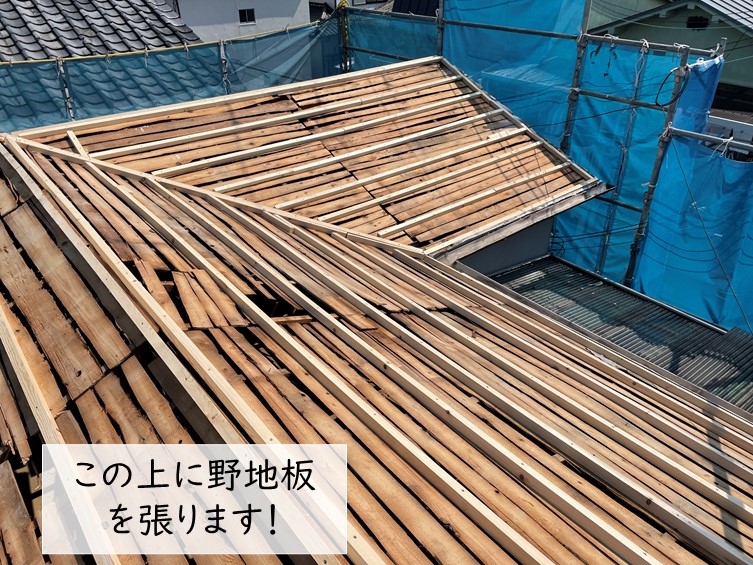 岸和田市の屋根に野地板を貼ります