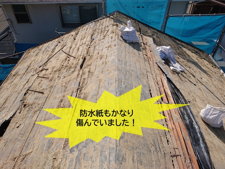 岸和田市の屋根の防水紙もかなり傷んでいました