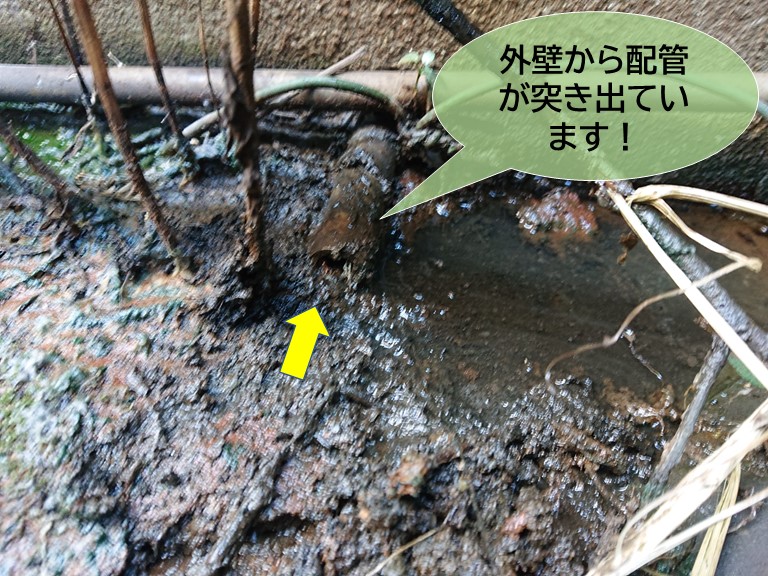 岸和田市の工場の壁から配管が突き出ています