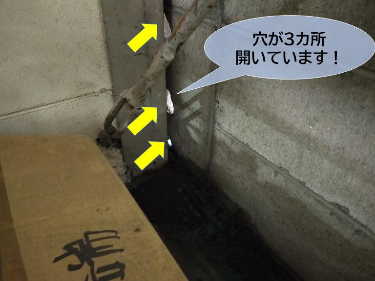 岸和田市の工場の外壁に配管の穴が3カ所開いています