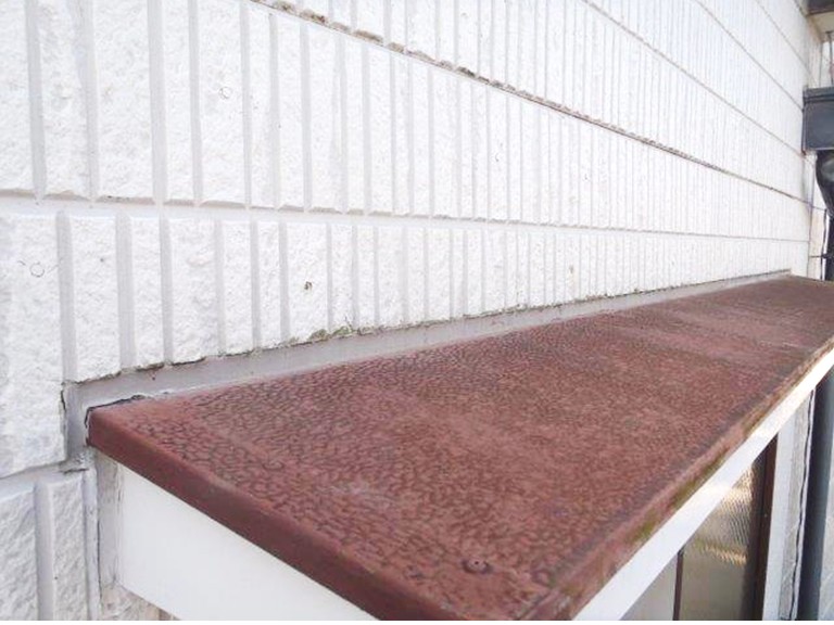 岸和田市の庇の取り合いのシーリングが劣化