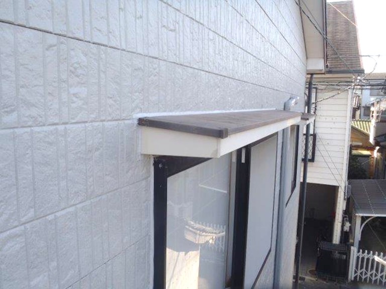岸和田市の庇の取り合いのシーリングを打ち替え