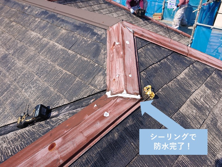 岸和田市の棟板金の継ぎ目をシーリングで防水