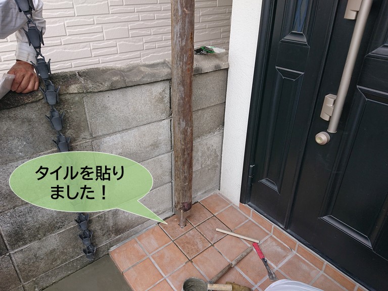岸和田市の玄関のポーチ柱の修理で土間にタイルを貼りました