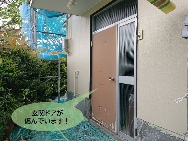 岸和田市の玄関ドアが傷んでいます