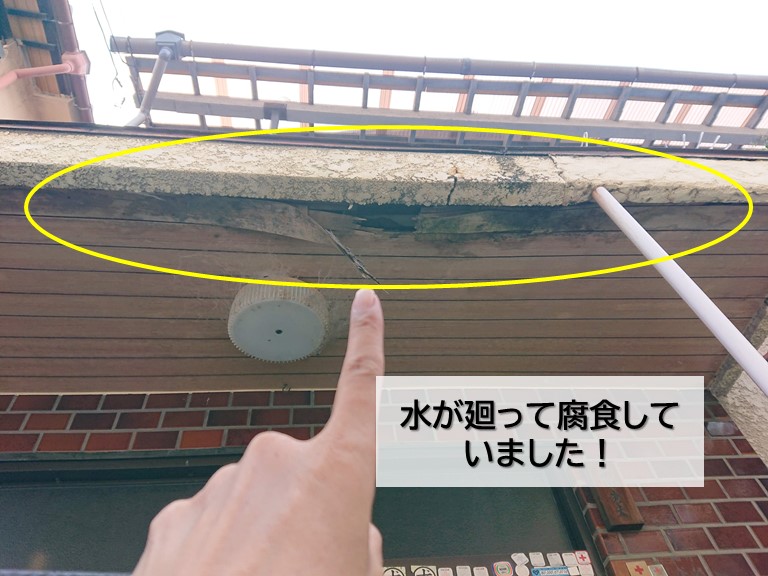 岸和田市の玄関庇が腐食していました
