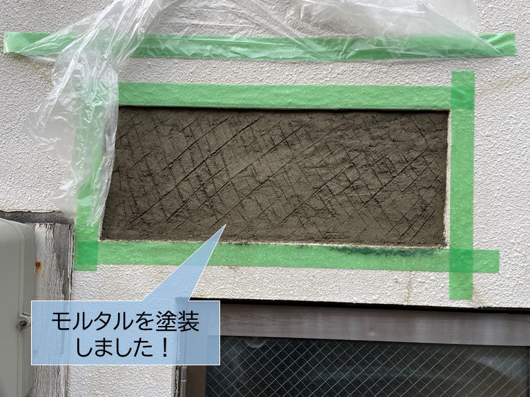 岸和田市の窓の開口部にモルタルを塗装しました