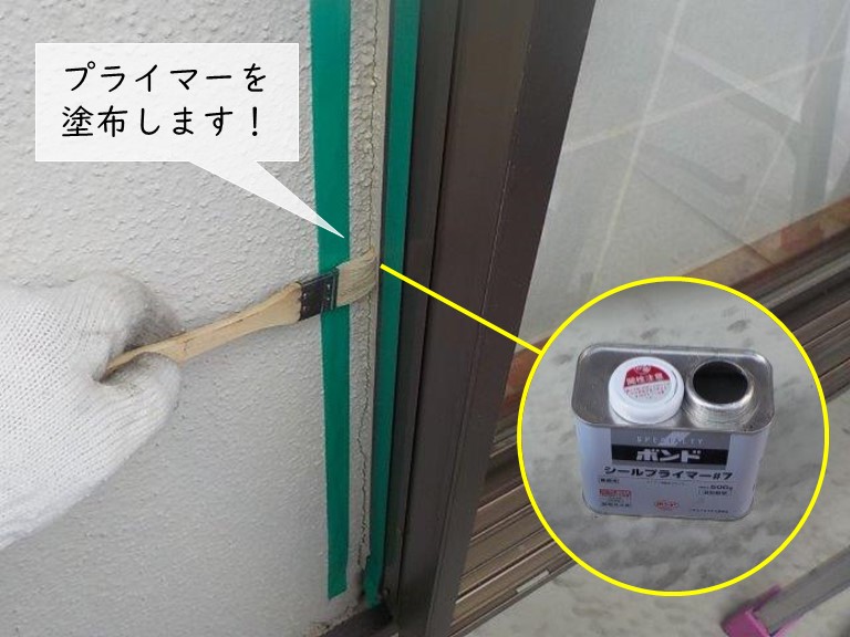 岸和田市の窓周りのひび割れにプライマーを塗布