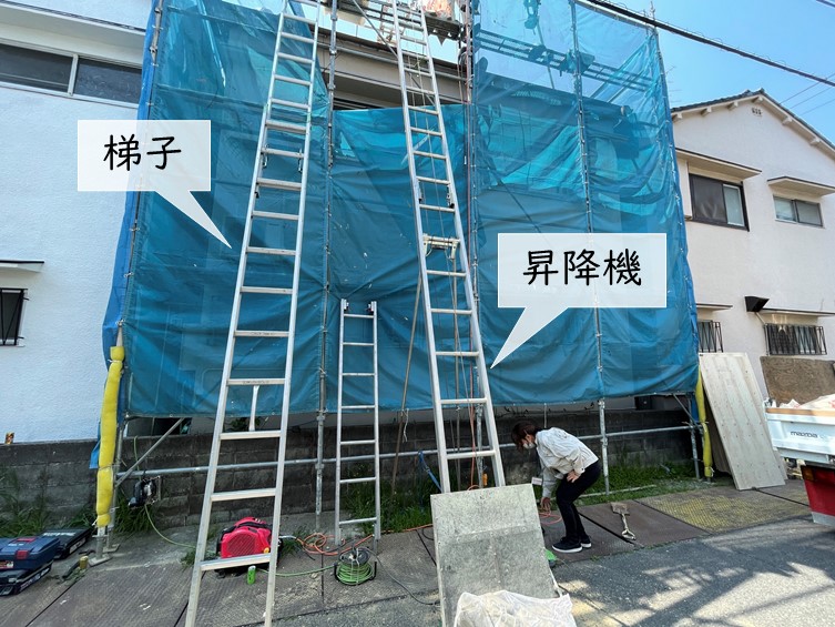 岸和田市の足場に昇降機を設置