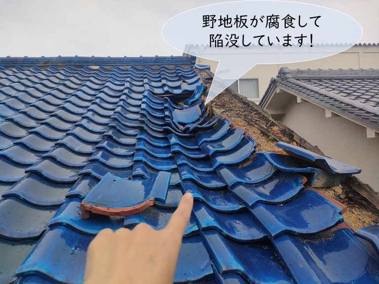 岸和田市の野地板が腐食して陥没しています