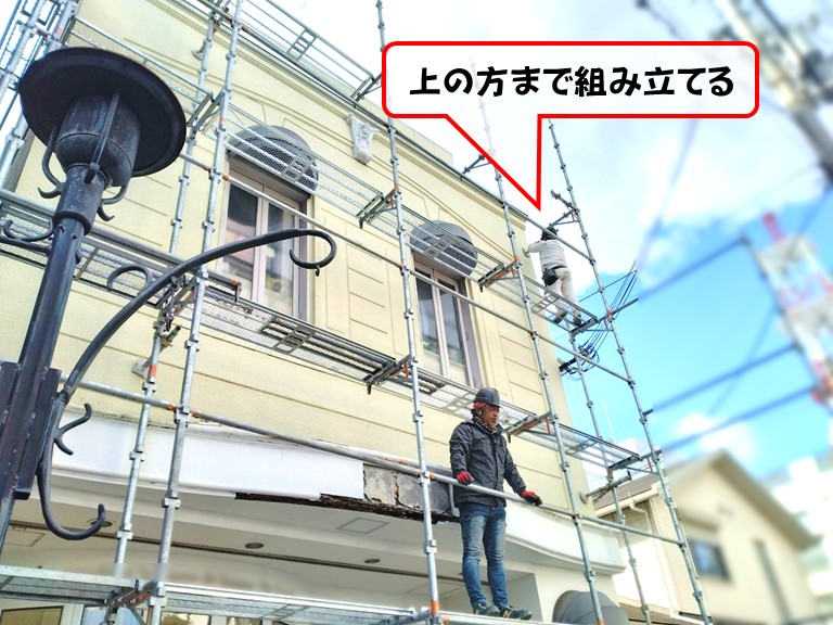 岸和田市で貸店舗の雨漏り修繕！仮設足場設置とシート養生を実施