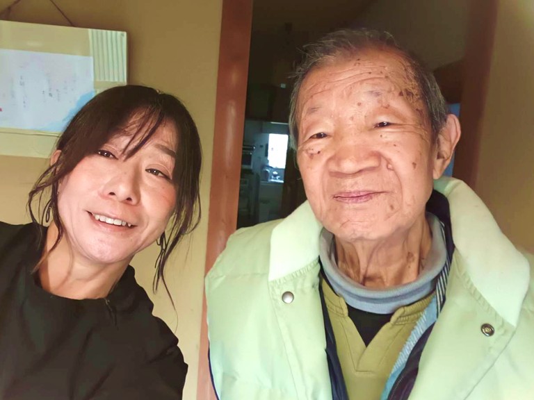 岸和田市で露出配管工事をして水漏れを修理したS様との記念写真