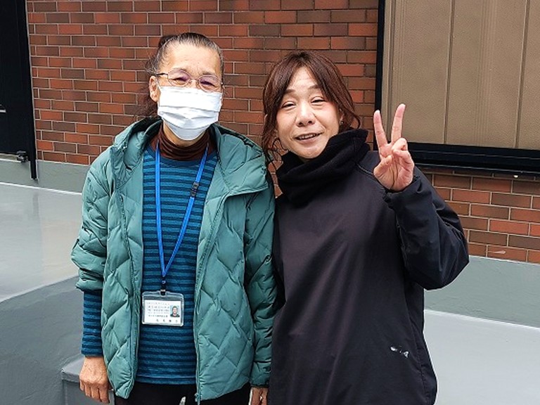 忠岡町にて玄関前の屋根が無い駐車場の防水工事をしたM様との記念写真