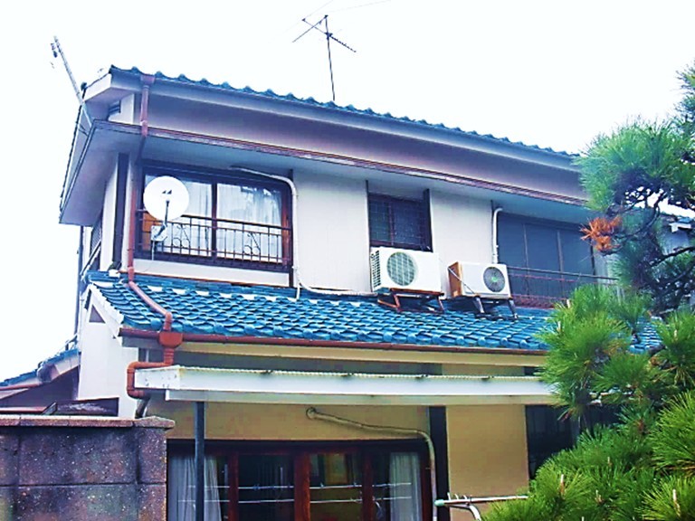 忠岡町で下屋をコロニアルグラッサに葺き替えビフォー